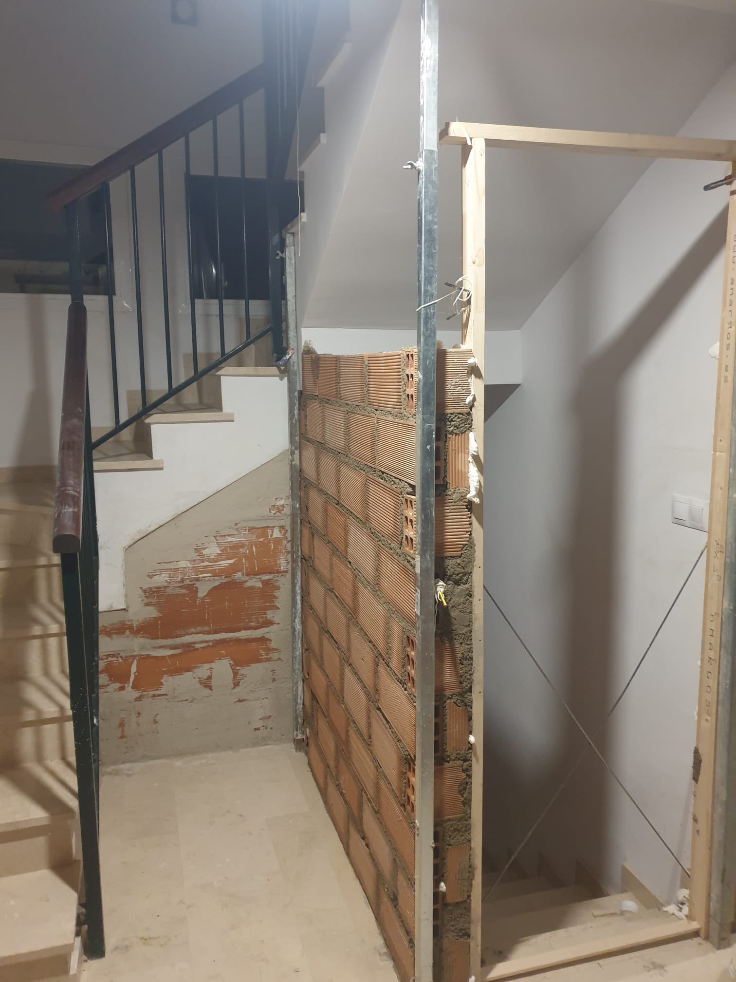 Tabique y escalera antes de la reforma
